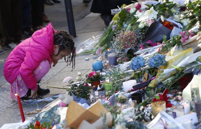 Proches et anonymes rendent hommage aux personnes décédées rue Bichat. © W. ABENHAIM